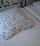 2 dessus de lit en boutis et housses d’oreiller assorties