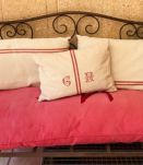 Petit canapé d’extérieur en fer forgé + coussins