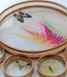 Plateau rond et 6 dessous de verre en bambou avec décor de papillons et de feuillage colorés, véritables ailes de papillons Années 60