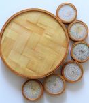 Plateau rond et 6 dessous de verre en bambou avec décor de papillons et de feuillage colorés, véritables ailes de papillons Années 60