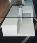 Table basse blanche laqué, dessus en verre