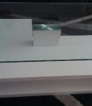 Table basse blanche laqué, dessus en verre