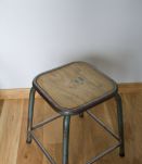 Tabouret d'école ou d'atelier en métal et bois style industriel