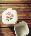 poubelle vintage décor roses à pédale 