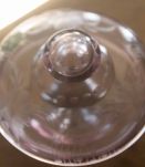 Bonbonnière mauve en cristal de bohème taillé