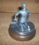 STATUETTE ETAIN SUR SOCLE LE CANTONIER 