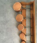 Grande étagère et sa batterie de casseroles en cuivre