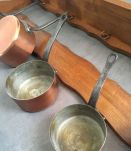 Grande étagère et sa batterie de casseroles en cuivre