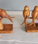 paire de serre-livres oiseaux en bois sculpté signés P. Bely