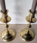 Paire de bougeoirs en laiton