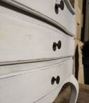 Meuble chevet à trois tiroirs, patine blanche