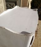 Meuble chevet à trois tiroirs, patine blanche