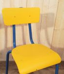 Chaise d'écolier jaune et bleu