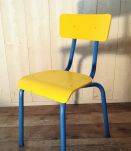 Chaise d'écolier jaune et bleu