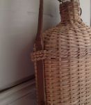 Bouteille et son étui en osier