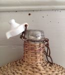 Bouteille et son étui en osier