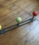 Porte manteau 50s fer forgé boules bois 