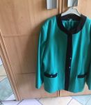 TAILLEUR VERT,belle coupe,longueur jupe 62 cms