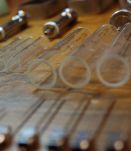 Lot de seringues en métal et verre