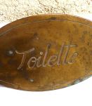 plaque  en laiton  ancienne  toilette