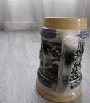 Vintage, chope de bière allemande en céramique avec des scèn