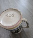 Vintage, chope de bière allemande en céramique avec des scèn