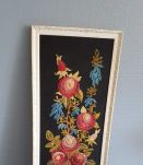 broderie encadrée vintage fleurs sur tissu noir 