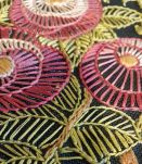 broderie encadrée vintage fleurs sur tissu noir 