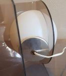 lampe à poser plexiglas fumé et globe opaline blanc 