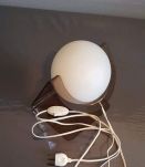 lampe à poser plexiglas fumé et globe opaline blanc 