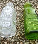 lot de 2 anciens flaçons en  verre , vintages