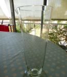 Ancien verre doseur de chimie sur pied 