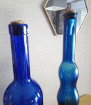 Trio de bouteilles bleues. 