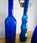 Trio de bouteilles bleues. 
