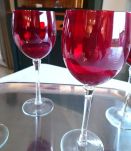 4 jolis verres à vin. 