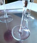4 jolis verres à vin. 