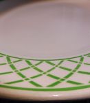 Plat vintage blanc émaillé croisillons verts pomme