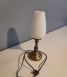 lampe avec pied en laiton et globe en opaline blanche ovoïde