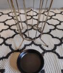 porte- parapluies métal doré et soucoupe terre cuite noire