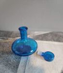 petite carafe italienne bleue avec bouchon arrondi