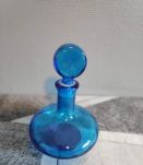 petite carafe italienne bleue avec bouchon arrondi