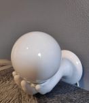 applique main en céramique blanche avec globe opaline blanc
