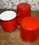 3  mugs vintage emaillés rouges