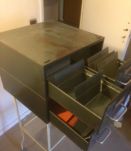 Fichier métallique 4 tiroirs sur pieds métal et tablette ver