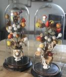 Jolie paire de globes de mariés avec la garniture 