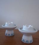 Pique fleurs et 2 bougeoirs assortis en céramique décorée