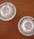 Pique fleurs et 2 bougeoirs assortis en céramique décorée