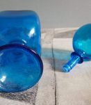 carafe en verre bleu carré avec gros bouchon rond