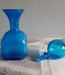 carafe en verre bleu carré avec gros bouchon rond