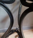 petite table avec pietement  fer tres ancien